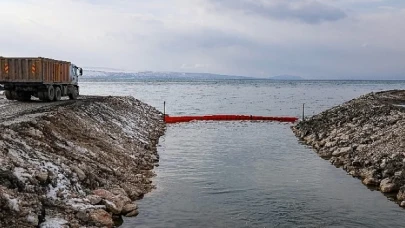 Van gölü’ne akan derelere atık tutucu yerleştirdi