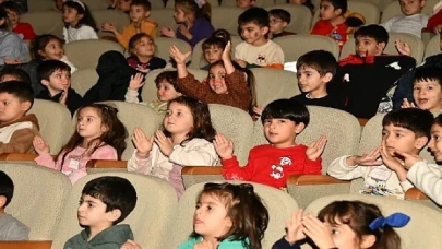 Yenişehirli çocuklar tiyatro oyunuyla hem eğlendi hem de atık yönetimi öğrendi