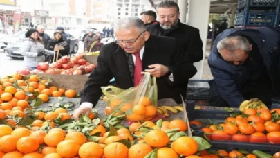 Başkan Büyükkılıç, semt pazarında tezgahın arkasına geçti