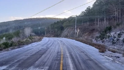 Büyükşehir Ekipleri Buzlanmaya Karşı Tuzlama Çalışması Yaptı