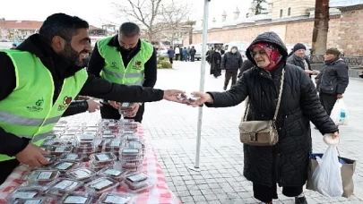 Büyükşehir’den kandil akşamında simit ve tatlı ikramı