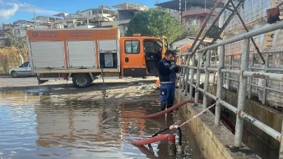 Dikili’de aşırı yağış, dere ve göleti taşırdı