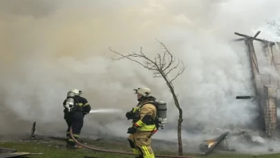 Düzce’de 2 katlı ev alev alev yandı