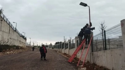 İzmit Belediyesi yolu güneş enerjisi ile aydınlatıyor