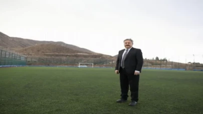 Kayseri Melikgazi’den gençlere futbol sahası