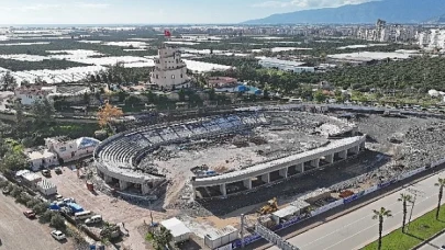 Kumluca Atatürk Stadyumu hızla yükseliyor