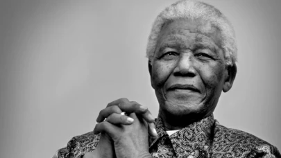 Nelson Mandela'nın kişisel eşyalarının satılacağı açık artırma durduruldu