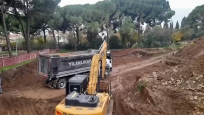 Tepki çeken, Bornova Anadolu Lisesi içindeki inşaat durdu