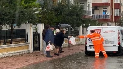 Antalya Büyükşehir Belediyesi selin etkilediği mahallelerde vatandaşlara mobil aşeviyle üç çeşit sıcak yemek, su ve ekmek yardımı yapıyor