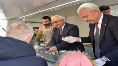 Aslantaş önce lokma, sonra deprem kitabı dağıttı