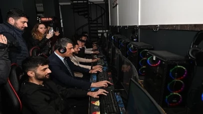 Başkan Kocaman, gençlerle Counter Strike oynadı