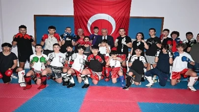 Başkan Topaloğlu’ndan kick boks sporcularına ziyaret