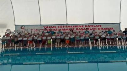 İzmit’te yüzme öğrenen minikler sertifikalarını aldı