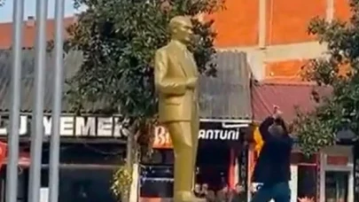 Sakarya'da Atatürk heykeline balyozla zarar veren zanlı tutuklandı