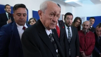 Devlet Bahçeli'nin yüzüne ne oldu? Oy vermeye yüzündeki morluklarla geldi