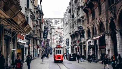 "Arapça tabelalar kaldırılacak mı?" sorusunu Beyoğlu'nun CHP'li Belediye Başkanı İnan Güney cevapladı