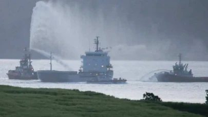 Çanakkale Boğazı'nda yanan gemi, liman bölgesine demirletildi