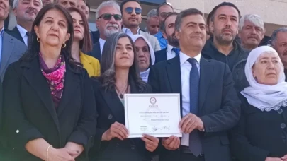 DEM Partili Abdullah Zeydan mazbatasını aldı