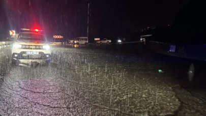 Hakkari'de sağanak yağış sele dönüştü: 15 mahalle sular altında kaldı