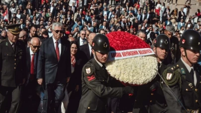 Mansur Yavaş ve yeni seçilen Ankara'nın CHP'li başkanları, Anıtkabir'i ziyaret etti