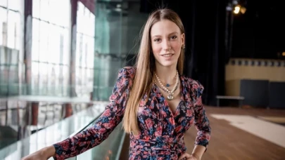 Serenay Sarıkaya “GQ Global Yaratıcılık Ödülleri”ne dekoltesiyle damga vurdu