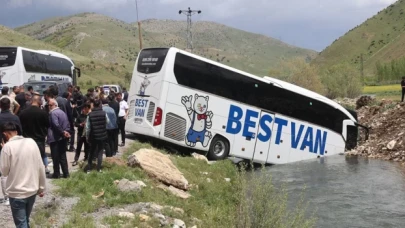 Bitlis'te otobüs dereye uçtu: Yaralılar var