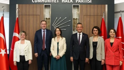 CHP lideri Özel, DEM Parti Eş Genel Başkanları Hatimoğlulları ve Bakırhan ile görüştü