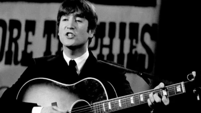 John Lennon'ın kullandığı gitar rekor kırdı; 2.9 milyon dolara satıldı