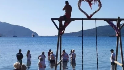 Marmaris’te İngiliz turistlerden akıllara durgun veren hareket: Vefat eden yakınlarının küllerini denize saçtılar