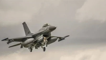 Singapur'da F-16 savaş uçağı düştü