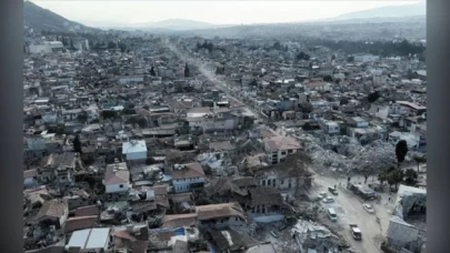 Depremde 19 şahsın hayatını kaybettiği binanın bodrumunda açılan pencere, binanın temeline zarar vermiş