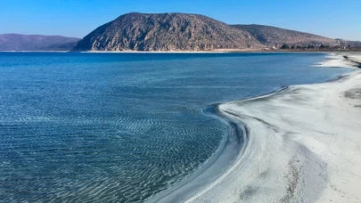 Salda Gölü’nün kıyısına asfalt yol yapılması tepkilere yol açtı