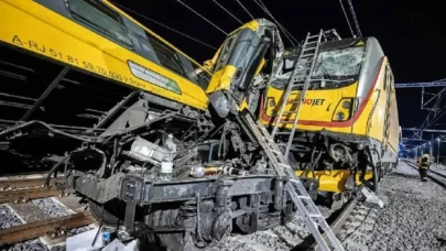 Yolcu treni ve yük treni kafa kafaya çarpıştı: 23 yaralı, 4 ölü