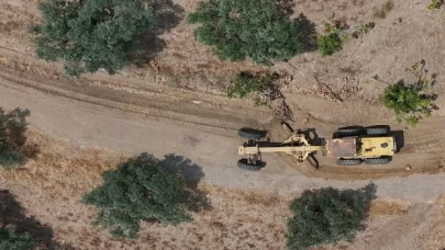 Aydın genelinde yol yapım, bakım ve onarım çalışmalarını aralıksız sürdüren Aydın Büyükşehir Belediyesi, kırsal mahalleri yenilenen yollarla buluşturmaya devam ediyor