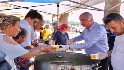 Ayvalık Belediyesi Sosyal Yardım İşleri Müdürlüğü’nce  &apos;Aşure Günü’ nedeniyle Cumhuriyet Meydanı’nda 4 bin kişiye aşure dağıtıldı