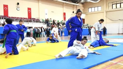 Başkan Aydın, genç judo ve taekwondoculara sertifikalarını verdi