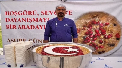 Büyükşehir Belediyesi üç noktada aşure dağıttı