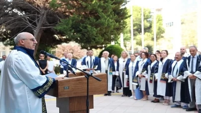 Dokuz Eylül Üniversitesi (DEÜ), 42’nci kuruluş yıl dönümünü, Rektörlük Yerleşkesi’nde düzenlediği tören programıyla kutladı