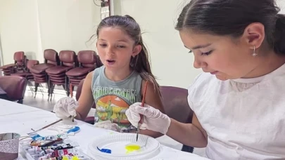 Gölcük Belediyesi kültür-sanat etkinlikleri kapsamında düzenlenen “Kültürümü Tanıyorum Eğlenerek Öğreniyorum” etkinlikte gençler, geleneksel sanatları eğlenerek öğrendiler