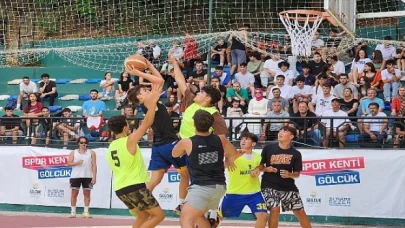 Gölcük Belediyesi yaz spor etkinlikleri kapsamında Değirmende sahili 2-3-4 Ağustos tarihlerinde yeniden Sokak Basketbolu Turnuvası heyecanına ev sahipliği yapacak