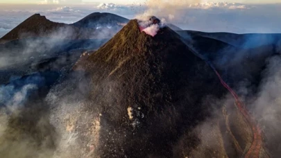 İtalya’daki Etna Yanardağı yeniden faaliyette