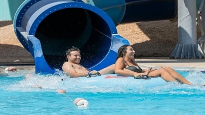 İzmir Büyükşehir Belediyesi öncülük etti Oasis Aquapark Çeşme kapılarını gençlere açtı