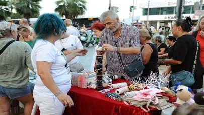 Karşıyaka Çarşısı &apos;El Emeği Gece Pazarı’ ile şenlendi