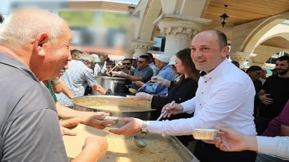 Muharrem ayı sebebiyle Geyve Belediyesi tarafından ilçe sakinlerine bolluk ve bereketin simgesi olan aşure ikram edildi