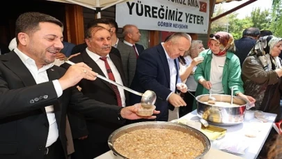 Nevşehir Belediye Başkanı Rasim Arı, Görmeyenler Kültür ve Birleşme Derneği (GÖR-BİR) tarafından düzenlenen aşure dağıtım programına katıldı