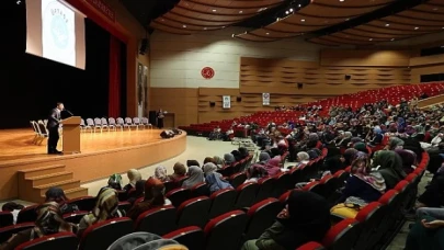 Nevşehir Belediye Başkanı Rasim Arı, Üftade Kur’an Kursu’ndan mezun olarak hafızlık belgesi alan kız öğrenciler için düzenlenen icazet törenine katıldı