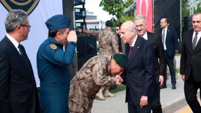 Özel Harekât Başkanı Süleyman Karadeniz, MHP lideri Devlet Bahçeli'nin elini öptü