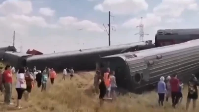 Rusya’da yolcu treni raydan çıktı: 100 yaralı