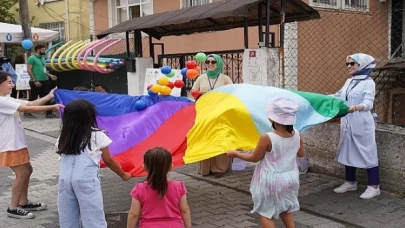 Üsküdar Belediye Başkanı Sinem Dedetaş “Gezgin Oyun Parkı” etkinliklerinin ilkini Çengelköy Huzurtepe Sokak’ta başlattı