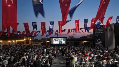 Üsküdar Belediyesi ev sahipliğinde açık alanlarda yapılan geleneksel sinema günlerinin ilki “Neşeli Günler” film gösterimiyle başladı